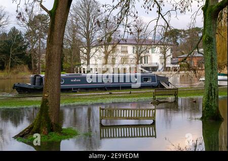 Cookham, Berkshire, UK. 6th February, 2021. Flooding by the River Thames in Cookham. A Flood Alert remains in force along the stretch of the River Thames from Hurley to Cookham. The Pound across Cookham Moor flooded earlier this week and remains closed to traffic following flooding. The flood water levels have lessened, however, further rain is expected overnight together with possible snow and the Environment Agency are closely monitoring the situation. Credit: Maureen McLean/Alamy Live News Stock Photo