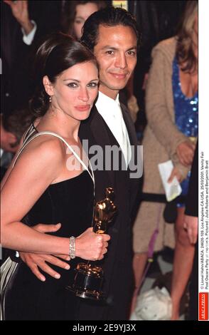 © Lionel Hahn/ABACA. 24626-109. Los Angeles-CA-USA. 25/03/2001. Vanity Fair Post Oscars Party at morton's. Pictured : Julia Roberts and Benjamin Bratt Stock Photo