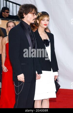 Johnny Depp and his girlfriend Vanessa Paradis arrive at the 11th Annual Screen Actors Guild Awards ceremony, held at the Shrine auditorium in Los Angeles, on Saturday, February 5, 2005. Photo by Nicolas Khayat/ABACA. Stock Photo