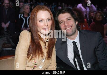 American actress Julianne Moore and her husband Bart Freundlich pictured before the British fashion designer John Galliano's Ready-to-Wear Fall-Winter 2005-2006 collection presentation for French fashion house Christian Dior in Paris, France on March 1, 2005. Photo by Klein-Hounsfield/ABACA. Stock Photo