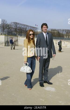American actress Julianne Moore and her husband Bart Freundlich arriving at British fashion designer John Galliano's Ready-to-Wear Fall-Winter 2005-2006 collection presentation for French fashion house Christian Dior in Paris, France on March 1, 2005. Photo by Klein-Hounsfield/ABACA.æ Stock Photo