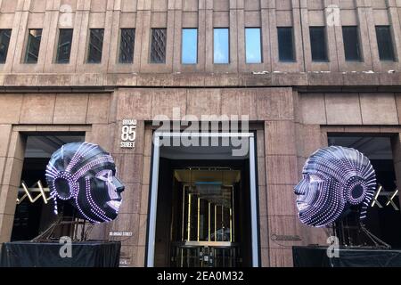 New York, United States. 05th Feb, 2021. Talking Heads, a light installation by artist Viktor Vicsek, is installed outside of 85 Broad Street in New York's Financial District on Feb. 5, 2021.The installation features a pair of 21-foot-tall sculptures that communicate emotions with one another through 4,000 LED lights. The sculptures have travelled around the world from Hong Kong to Amsterdam. (Photo by Samuel Rigelhaupt/Sipa USA ) Credit: Sipa USA/Alamy Live News Stock Photo