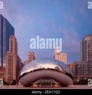 Cloud Gate (the Chicago Bean, the Bean), a public sculpture by Anish Kapoor, in early morning light at Millennium Park in Chicago, Illinois. Stock Photo