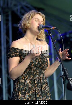 Hannah Grace (Hannah Vivian-Byrne) si esibisce al Cornbury Music Festival,  Great Tew, Oxford, 9 luglio 2016 Foto stock - Alamy