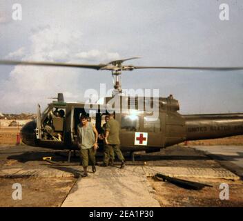 USA Vietnam-Krieg / Vietnam War - 12th Evacuation Hospital Cu Chi Heli Pad with Bell UH-1D Stock Photo