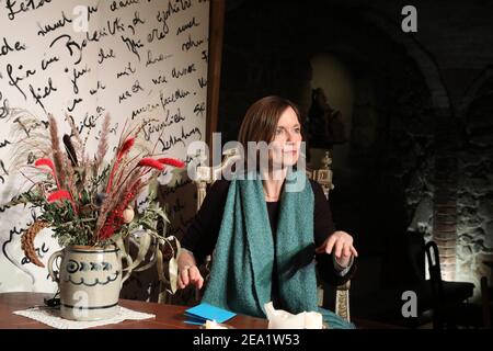 Josephine Hoppe (Tochter von Rolf Hoppe) bei der Aufzeichnung der Fernsehsendung zum 100. Geburtstag von Herbert Köfer in Hoppes Hoftheater in Dresden Stock Photo