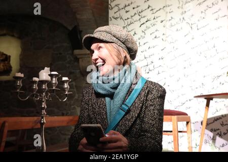 Josephine Hoppe (Tochter von Rolf Hoppe) bei der Aufzeichnung der Fernsehsendung zum 100. Geburtstag von Herbert Köfer in Hoppes Hoftheater in Dresden Stock Photo