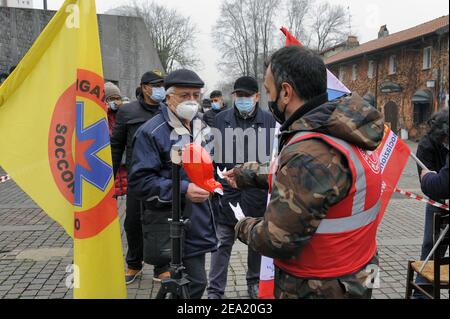 Milan, February 2021, the Brigata Sanitaria Soccorso Rosso (Red Aid Sanitary Brigade), a non-profit organization created by several basic voluntary associations and with the contribution of the independent trade union ADL Cobas, participates in the campaign 'tampon suspended', for the free execution of rapid swabs for the diagnosis of Covid 19 in the critical and extreme suburbs of the city. Stock Photo