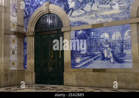 Sao Bento train station, azulejos, wall tiles, murals, Estacao Sao Bento, Porto, Portugal Stock Photo