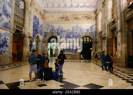 Sao Bento train station, azulejos, wall tiles, murals, Estacao Sao Bento, Porto, Portugal Stock Photo