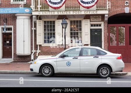 PHILADELPHIA, PENNSYLVANIA/USA - July 28 2012: Usa postal police car stands in front of the post office building Stock Photo