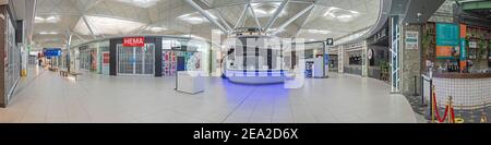 LONDON STANSTED, ENGLAND - FEBRUARY 6TH 2021:  Empty airport departure hall with closed shops on February 6th 2021. International flights were badly a Stock Photo