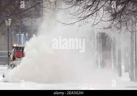 Potsdam, Germany. 07th Feb, 2021. Employees of the Potsdamer Stadtentsorgung (STEP) clear the snow from the footpath at Bassinplatz with a sweeper. Credit: Soeren Stache/dpa-Zentralbild/dpa/Alamy Live News Stock Photo