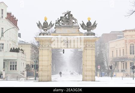 Potsdam, Germany. 07th Feb, 2021. A cyclist rides on the snow-covered Jägerallee in the direction of Hegelallee and Jägertor. Credit: Soeren Stache/dpa-Zentralbild/dpa/Alamy Live News Stock Photo