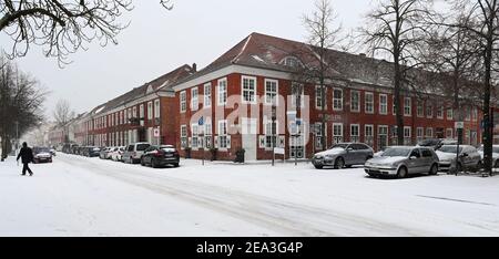 Potsdam, Germany. 07th Feb, 2021. Snow lies in the Holländerviertel on Gutenbergstraße and Benkertstraße (r). Credit: Soeren Stache/dpa-Zentralbild/dpa/Alamy Live News Stock Photo