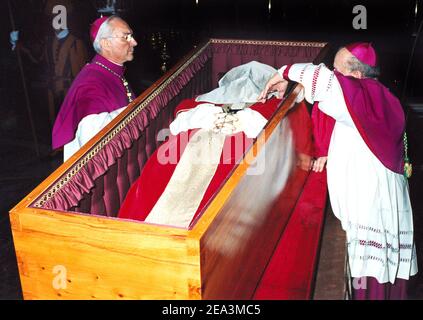 8 APRIL2005. ROME VATICANFunerals of John Paul II: Archbishop Stanislaw Dsiwisz, right, places a white veil over the face of late Pope John Paul II as Archbishop Piero Marini looks on, prior to closing the coffin for burial in the grottos beneath St. Peter's Basilica, at the Vatican on April 8,2005. Photo by Eric Vandeville/ABACAPRESS.COM Stock Photo