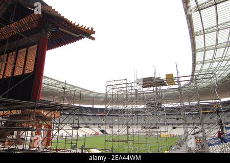 EXCLUSIVE. Chinese workers start building a 150m stage set to recreate Beijing's Forbidden City inside the Stade de France stadium, near Paris, France, on May 16, 2005, for a spectacular production of Puccini's Opera 'Turandot' by Chinese director Zhang Yimou, to be staged live on May 28, with 450 performers of the China National Dance Ensemble wearing 1,000 embroidered silk costumes. Photos by Stephane Kempinaire-Nicolas Gouhier/CAMELEON/ABACA. Stock Photo