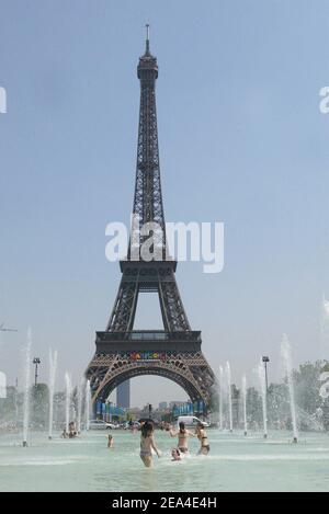 Parisian people bathing in a fountain in front of Eiffel tower in Paris ...