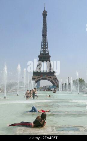 Parisian people bathing in a fountain in front of Eiffel tower in Paris ...