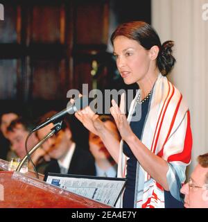 U.S. actress Ashley Judd, as a global ambassador for YouthAIDS, addresses the National Press Club newsmaker dinner held in Washington DC, USA, on June 22, 2005. Photo by Olivier Douliery/ABACA. Stock Photo