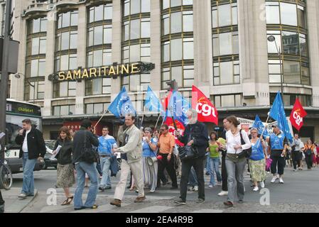 CGT and CFTC trade unionists and employees of the closed Samaritaine department store march between the Samaritaine and the Bon Marche department store in Paris, France, on August 11, 2005, to demonstrate against the shut down. Samaritaine and Bon Marche belong to the same LVMH group. Photo by Mehdi Taamallah/ABACAPRESS.COM Stock Photo