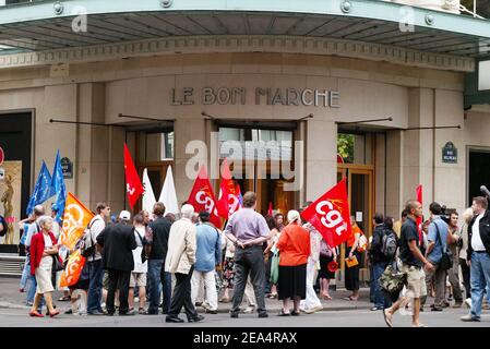 CGT and CFTC trade unionists and employees of the closed Samaritaine department store march between the Samaritaine and the Bon Marche department store in Paris, France, on August 11, 2005, to demonstrate against the shut down. Samaritaine and Bon Marche belong to the same LVMH group. Photo by Mehdi Taamallah/ABACAPRESS.COM Stock Photo