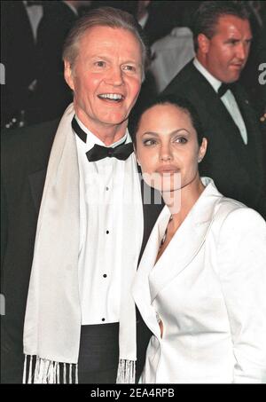 'File picture dated 25/03/2001 of US actor Jon Voight and daughter Angelina Jolie. Voight has replaced Ian Holm in the CBS miniseries about Pope John Paul II. The four-hour miniseries, working under the straightforward title ''Pope John Paul II,'' has begun production in Krakow, Poland, and will later shoot in Vatican City. Jon Voight and his daughter Angelina Jolie. Photo by Lionnel Hahn/ABACAPRESS.COM' Stock Photo