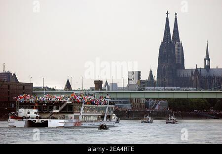 Thousands of pilgrims await the arrival of Pope Benedict XVI on the banks of Rhine river August 18, 2005 in Cologne, Germany. The Pope arrived for a four-day visit to Germany to attend World Youth Day, which has drawn hundreds of thousands of Catholic pilgrims from all over the world. Photo by Douliery-Zabulon/ABACAPRESS.COM. Stock Photo