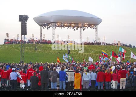 Pope Benedict XVI pictured during the evening prayer on the so-called Pope's hill in Kerpen near Cologne, Germany, on August 20, 2005. Hundreds of thousands pilgrims of the World Youth Day take part in the evening mass with Pope Benedict XVI. Photo by Douliery-Zabulon/ABACAPRESS.COM Stock Photo