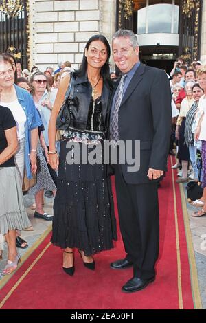 Former Irish cycling champion Stephen Roche and his wife attend the civil wedding of former French tennis player Henri Leconte with Florentine, at the city hall in Levallois, near Paris, France, on September 9, 2005. Photo by Mousse-Gorassini/ABACAPRESS.COM. Stock Photo