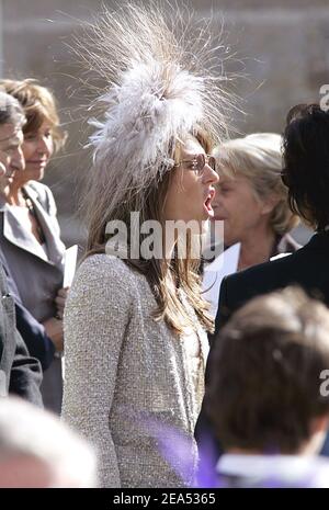 British actress and model Elizabeth Hurley and her boyfriend Arun Nayar with her son Damian attend the wedding of Delphine Arnault and Alessandro Gancia in Bazas, South West of France on September 17, 2005. Photo by ABACAPRESS.COM Stock Photo