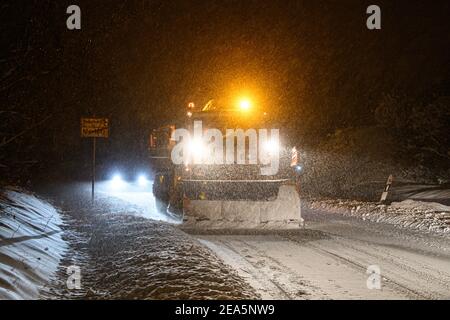 Dresden, Germany. 08th Feb, 2021. The winter service is on the road in the morning during snowfall near Dresden. Credit: Robert Michael/dpa-Zentralbild/dpa/Alamy Live News Stock Photo