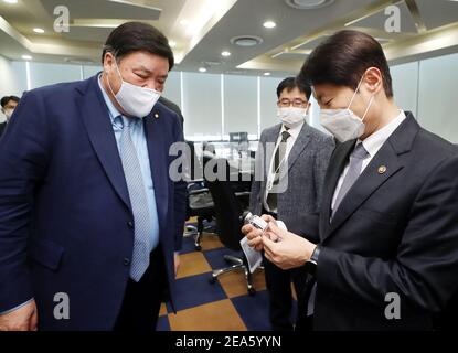 08th Feb, 2021. Padres-bound S. Korean infielder meets press South Korean  infielder Kim Ha-seong poses in a San Diego Padres uniform during a press  conference at a Seoul hotel on Feb. 8