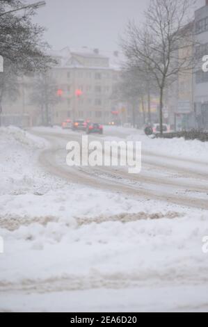 08 February 2021, Lower Saxony, Osnabrück: Snow covers a partially cleared main road. Photo: Jonas Walzberg/dpa Stock Photo