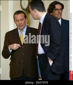 © Mousse/ABACA. 54564-1. Paris-France, 07 Janvier 2004. Pierre Bedier a la soritie du conseil des Ministres. Stock Photo