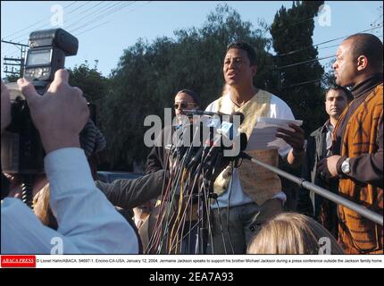 © Lionel Hahn/ABACA. 54697-1. Encino-CA-USA, January 12, 2004.Jermaine Jackson speaks to support his brother Michael Jackson during a press conference outside the Jackson family home. Stock Photo