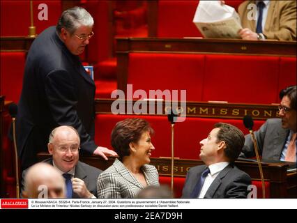 © Mousse/ABACA. 55326-4. Paris-France, January 27, 2004. Questions au gouvernement ˆ l'Assemblee Nationale. Le Ministre de l'Interieur Nicolas Sarkozy en discussion avec son predecesseur socialiste Daniel Vaillant. Stock Photo