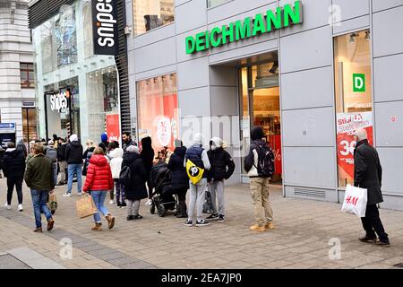 Vienna, Austria. 8th Feb, 2021. With the lockdown easing on Monday, trade in Austria was allowed to reopen. Credit: Franz Perc/Alamy Live News Stock Photo