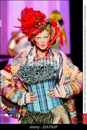 © JAVA/ABACA. 56854. Paris-France, March 6, 2004. A model displays a  creation by John Galliano for his Fall-Winter 2004-2005 Ready-to-Wear  collection presentation Stock Photo - Alamy