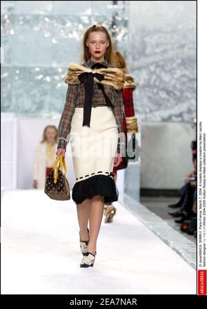 Java/ABACA. 56866. Paris-France, March 7, 2004. A model displays a creation  by Marc Jacobs fashion designer for the Fall-Winter 2004-2005 Vuitton  Ready-to-Wear collection presentation Stock Photo - Alamy