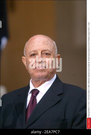 © Mousse/ABACA. 57066-3. Paris-France, March 11 2004. French President Jacques Chirac welcomes Palestinian Prime Minister Ahmed Qorei at the Elysee Palace. Stock Photo