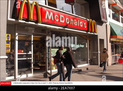 その他 McDonald's Mcuaticos Spain 2003 a-mcdonalds-restaurant-in-new-