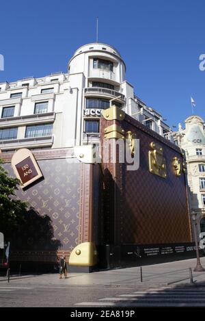 Paris, France, Crowd Outside, Louis Vuitton, LVMH Luxury Clothing Store on  Ave. Champs-ELysees, with Modern Art Decorations by : Yayoi KUSAMA, 2023  Stock Photo - Alamy