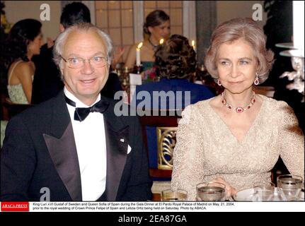 King Carl XVI Gustaf of Sweden and Queen Sofia of Spain during the Gala Dinner at El Pardo Royal Palace of Madrid on May, 21, 2004, prior to the royal wedding of Crown Prince Felipe of Spain and Letizia Ortiz being held on Saturday. Photo by ABACA. Stock Photo