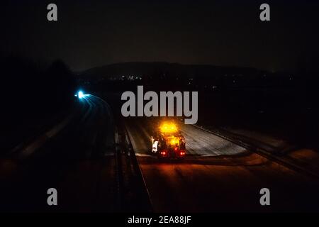 08 February 2021, Lower Saxony, Himbergen: A clearing vehicle is driving on the A30 motorway. Photo: Jonas Walzberg/dpa Stock Photo