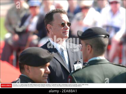 U.S. actor Tom Hanks poses with WWII veterans at the American cemetery in Colleville-sur-Mer, northwestern France on Sunday, June 6, 2004, during ceremonies marking the 60th anniversary of the D-Day landings in Normandy. Photo by Abd Rabbo-Hounsfield-Mousse-Nebinger/ABACA. Stock Photo