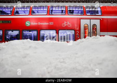Leipzig, Germany. 08th Feb, 2021. Mountains of snow lie in the Leipzig main station. Heavy snowfalls have made Saxony hard on 08.02.2021. Credit: Jan Woitas/dpa-Zentralbild/dpa/Alamy Live News Stock Photo