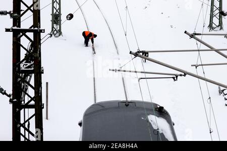 Leipzig, Germany. 08th Feb, 2021. A railway employee tries to clear a switch. Heavy snowfalls have made Saxony hard on 08.02.2021. Credit: Jan Woitas/dpa-Zentralbild/dpa/Alamy Live News Stock Photo
