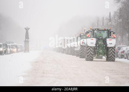 Berlin, Berlin, Germany. 8th Feb, 2021. Farmers and Agriculture workers drive in convoy with tractors during heavy snowfall through the government district in Berlin protesting against the German governments agriculture policies. Credit: Jan Scheunert/ZUMA Wire/Alamy Live News Stock Photo