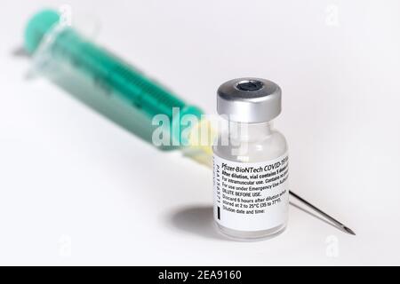 Injektionsflasche des Corona Impfstoffs von Pizer-Biontech - Symbolbild